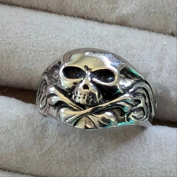 Biker Skull Ring Size 9- Men's Ring- Punk Goth- Skull and Crossbones- Chunky - Picture 3 of 7